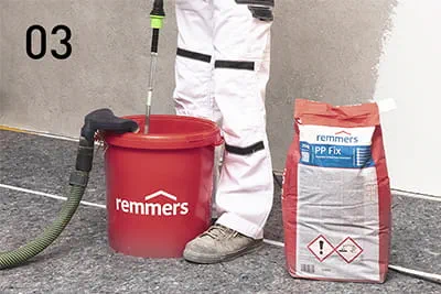 Gâcher le PP Fix, un mortier-colle destiné à l'élimination des moisissures, au moyen du mélangeur MX 1200 et de la tige mélangeuse HS3L de Festool.