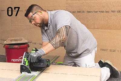 Découper les panneaux de raccord mural avec la Festool TSC 55 et le rail de guidage. Au besoin, poncer également les joints saillants avec l'ETS EC 150/5.