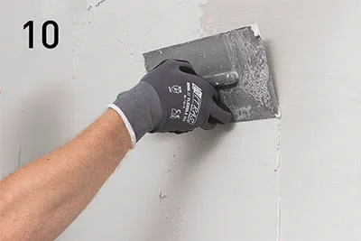 Gâcher l'enduit fin IQ Fill et l'appliquer sur les surfaces. Après durcissement, l'enduit est perméable à la diffusion et résistant à l'eau.
