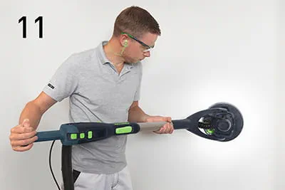 Poncer le mur enduit avec la ponceuse à bras PLANEX LHS 2 225 et l'abrasif Granat Net P120-P180 de Festool.