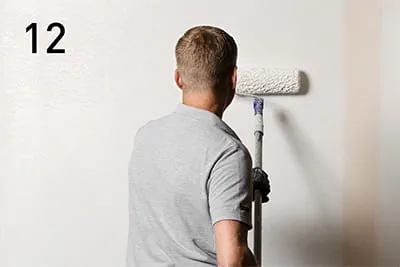 Ensuite, apprêter le mur et utiliser pour la couche de finition une peinture au silicate offrant une protection naturelle contre les moisissures.