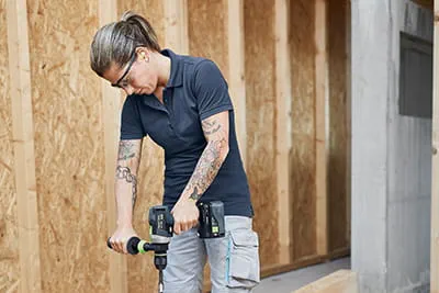 Qu'il s'agisse de bois ou de métal, ou encore de maçonnerie grâce à la frappe axiale activable : la nouvelle perceuse-visseuse à percussion sans fil QUADRIVE TPC 18/4 est d'une résistance à toute épreuve.