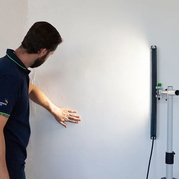 Contrôle des surfaces avec la lampe rasante Festool STL 450