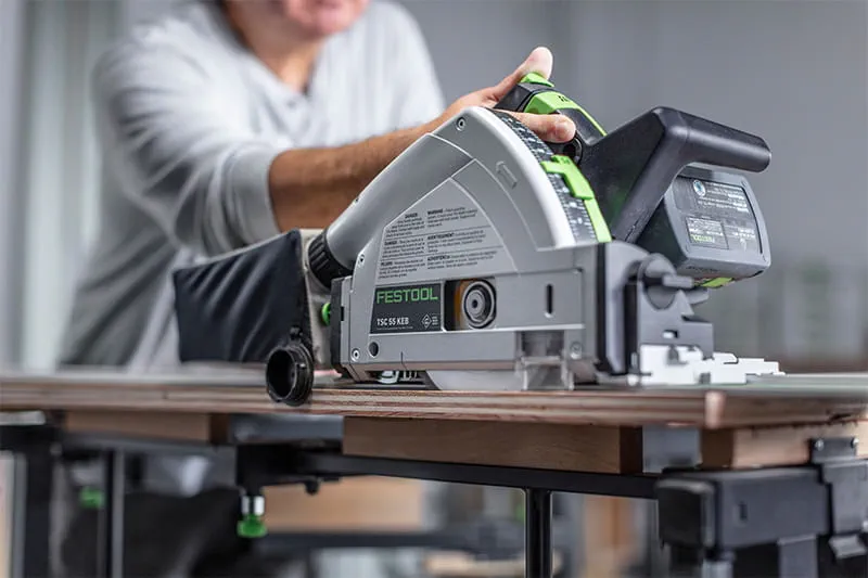La scie plongeante TSC 55 K Festool avec nouvelle lame de scie en action