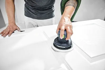 Remise à neuf de portes avec la ponceuse excentrique Festool ETS EC 150