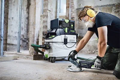 Nadja Körbel, poseur de sols et formatrice Festool, donne des conseils pratiques pour la préparation des sols : élimination rapide du béton, des chapes et des revêtements sur les supports durs avec la ponceuse de rénovation RENOFIX RG 130.