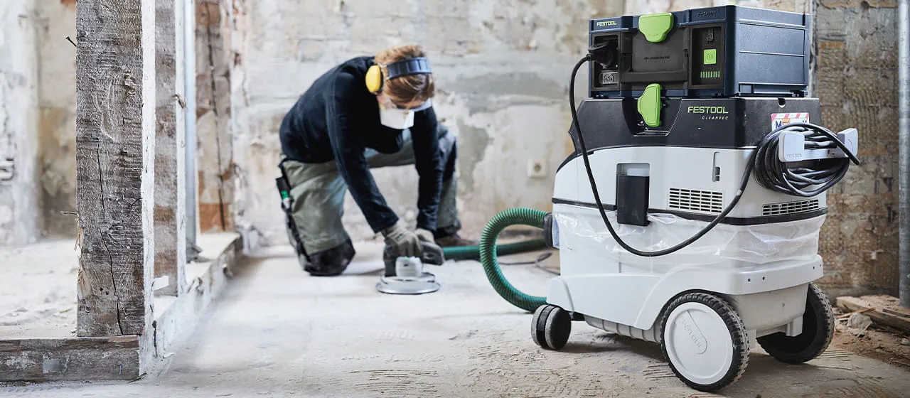 Nadja Körbel, poseur de sols et formatrice Festool, donne des conseils pratiques pour la préparation des sols : élimination rapide du béton, des chapes et des revêtements sur les supports durs avec la ponceuse de rénovation RENOFIX RG 130.