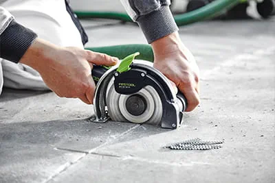 Le système de coupe à main levée DSC-AG 125 FH ou la version alimentée par batterie DSC AGC 125 FH conviennent à la réparation de fissures sans poussière.