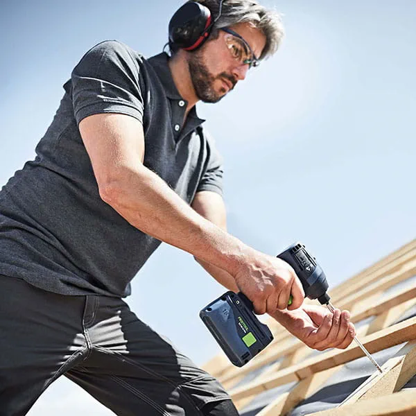 La visseuse à chocs sans fil TID 18 de Festool en action sur le chantier