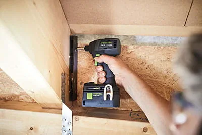 La visseuse à chocs sans fil TID 18 de Festool en action sur le chantier