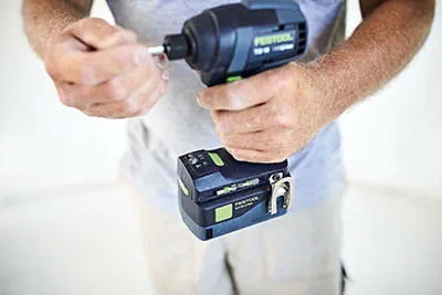 La visseuse à chocs sans fil TID 18 de Festool en action sur le chantier