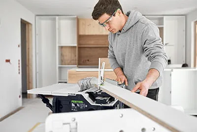 En combinaison avec le chariot coulissant, la butée angulaire encliquetable et le support supplémentaire offert par le châssis de transport, les pièces longues peuvent elles aussi être sciées de manière précise, sûre et simple.