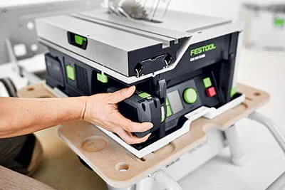 La praticité poussée à l'extrême : la batterie se trouve à un emplacement facilement accessible.