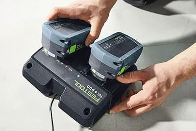 Pour la plupart des applications avec des outils sans fil, il est possible de travailler sans interruption au moyen de quatre batteries et du chargeur rapide TCL 6 DUO.