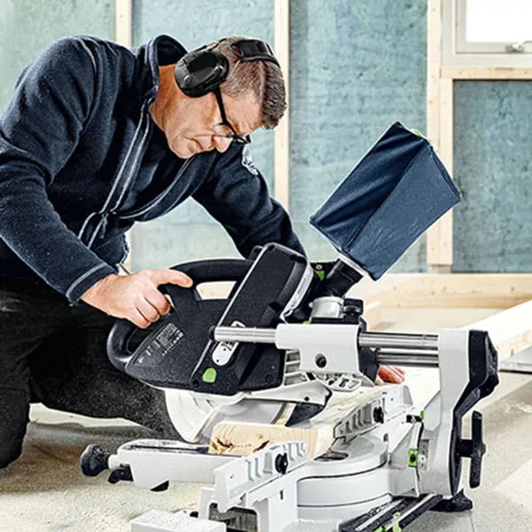 Table de travail pour pièces longues : les pieds réglables en hauteur permettent de mettre la table de travail de la KSC 60 exactement à la hauteur d'un Systainer SYS 3 M 112 ou d'un SYSTAINER SYS 1.