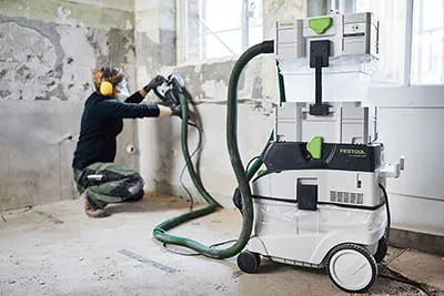 En combinaison avec l'aspirateur CTM 36 AC RENOFIX et le filtre cyclonique CT-VA, la ponceuse de rénovation RG 130 ECI fournit d'excellentes performances d'aspiration et réduit ainsi au minimum le dégagement de poussières.