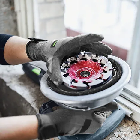 Qu'il s'agisse de béton, d'une chape, de peinture, de colle ou d'autres revêtements : avec les disques diamant DIA HARD, ABRASIVE, STONE, THERMO et PAINT, la réussite est toujours au rendez-vous. Leur changement s'effectue en quelques gestes.