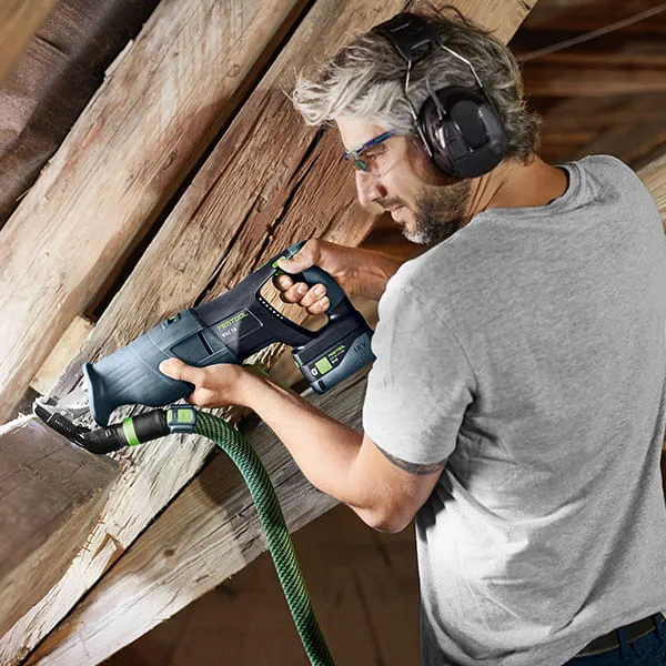 La nouvelle scie sabre sans fil RSC 18 de Festool en action