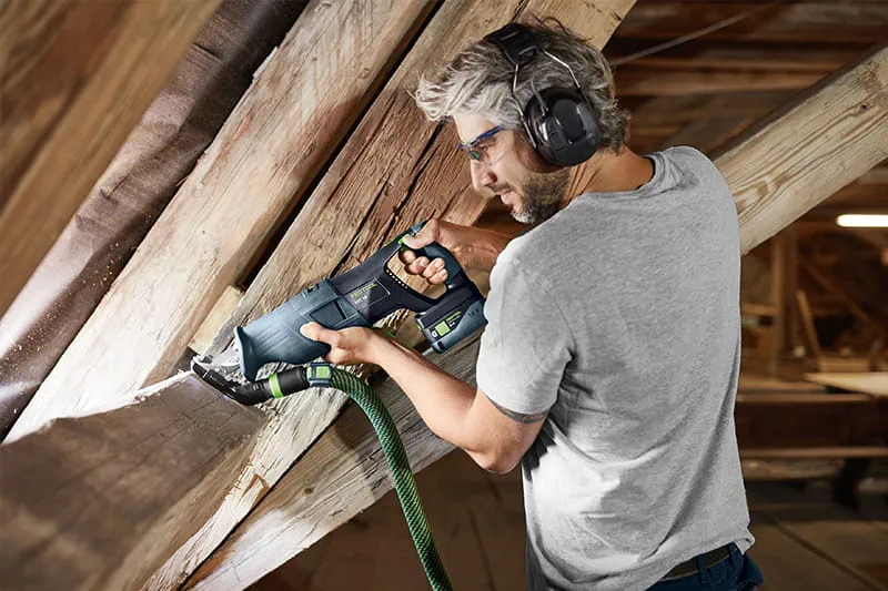 La nouvelle scie sabre sans fil RSC 18 de Festool en action