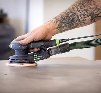 Ponçage avec la ponceuse excentrique sans fil de Festool