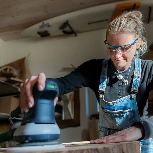 Les poutres en bois sont travaillées avec le rabot à une main Festool