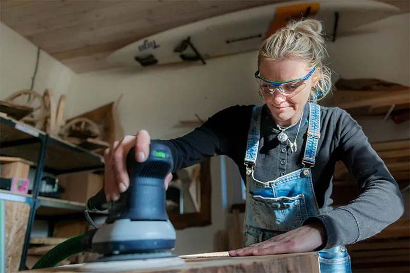 Les poutres en bois sont travaillées avec le rabot à une main Festool