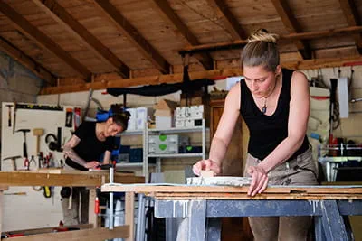 Les menuisières de la société Allgäuer Holzliebelei travaillent à leur nouveau projet