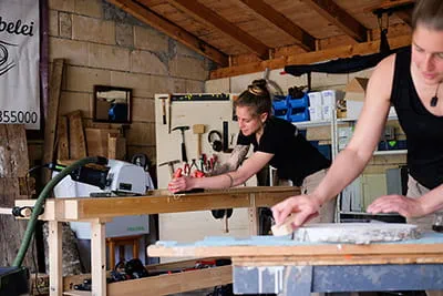 Les deux menuisières utilisent la scie circulaire portative Festool