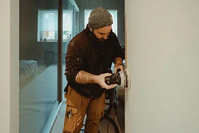 La ponceuse excentrique Festool en action sur le chantier