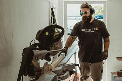 La scie à onglets radiale KAPEX KS 120 de Festool en action sur le chantier