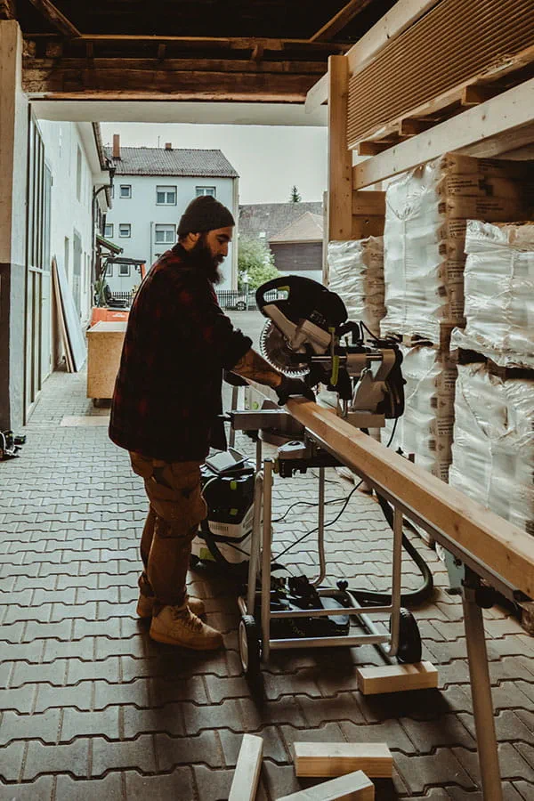 Découpe des pièces de bois avec la scie à onglets radiale KAPEX de Festool