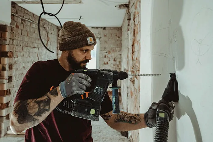 Le perforateur sans fil BHC 18 de Festool en action sur le chantier