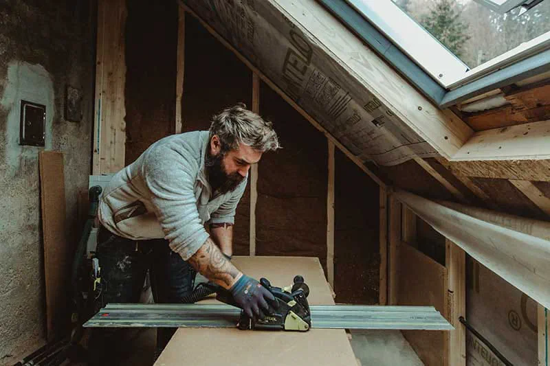 La ponceuse à bras PLANEX de Festool en action sur un mur de terre crue