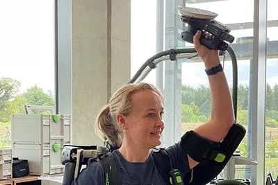 Mel Freywald avec exosquelette