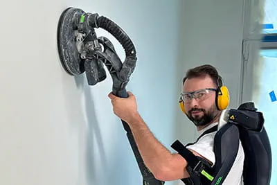 Maciej Hdy avec exosquelette