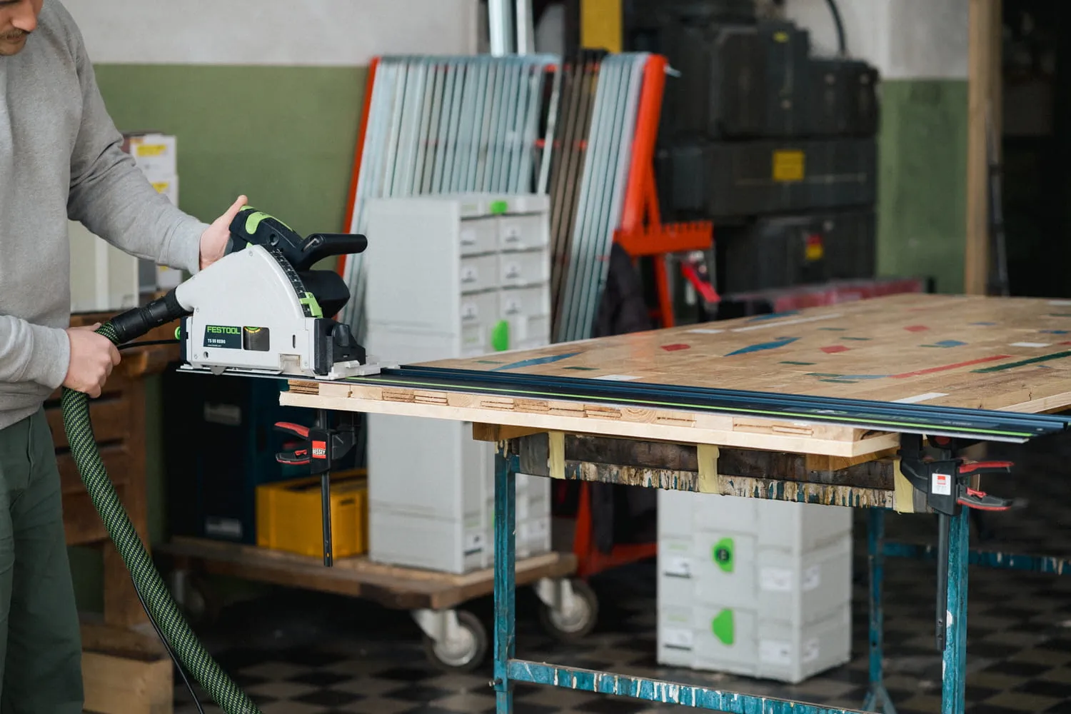 Marius scie une table