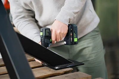 Visser avec la visseuse sans fil de Festool