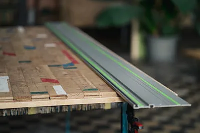 Une table de parquet et le rail de guidage de Festool