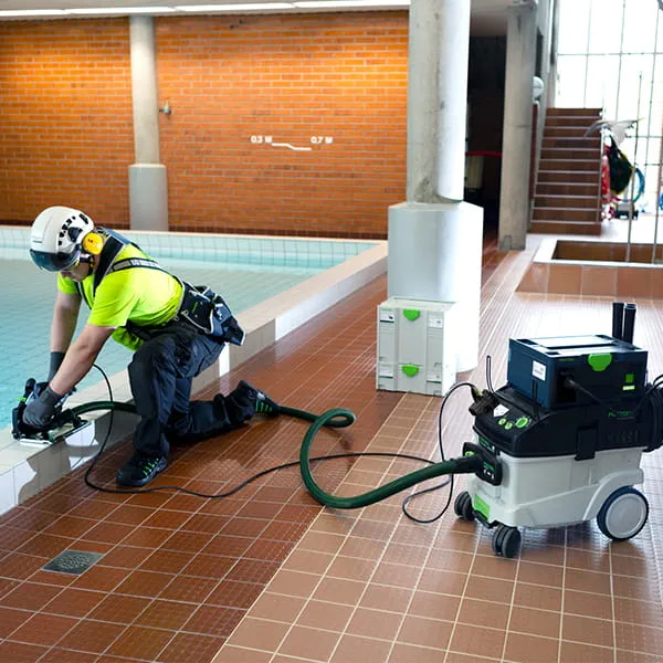 Travaux de carrelage dans une piscine, Finlande