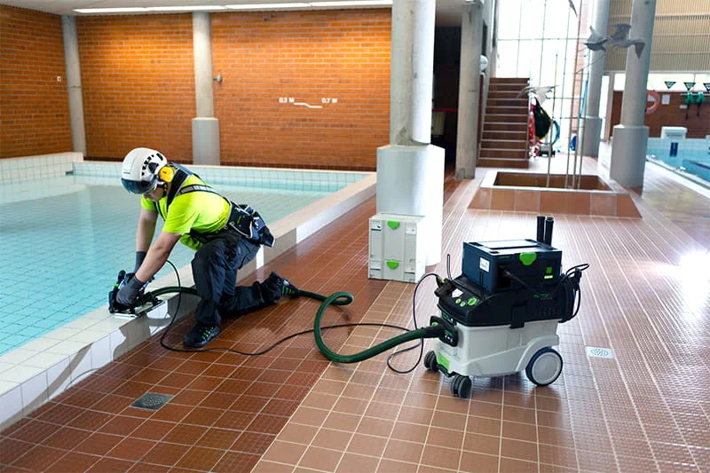 Travaux de carrelage dans une piscine, Finlande