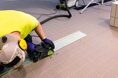 Travailler dans une piscine sans dégager de poussière grâce à un aspirateur avec filtre cyclonique