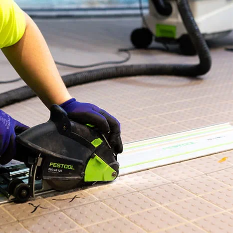 Travaux sur les carreaux du fond de la piscine avec des outils de Festool