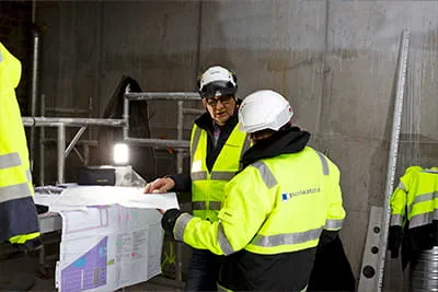 Mestarilaatoitus parle des travaux près du bassin