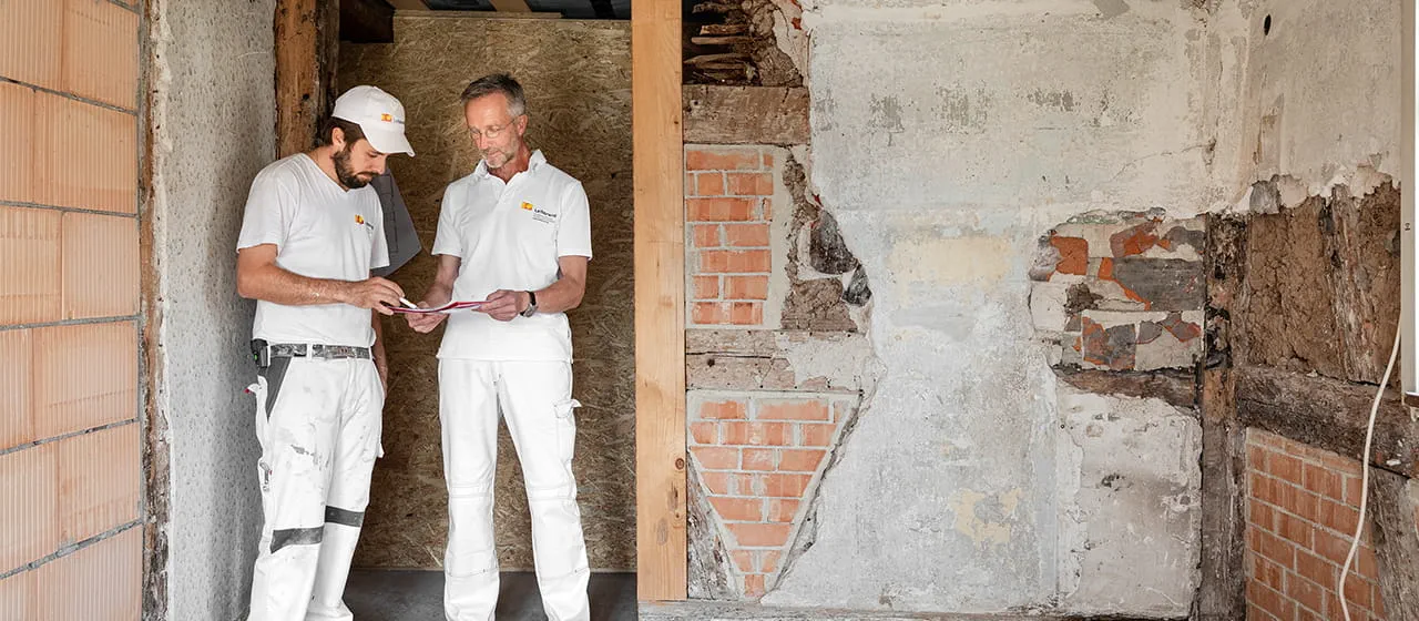 Le maître artisan peintre, le restaurateur Manfred Schuler et les collaborateurs de Marco Dworzak déterminent la suite des opérations de remise à neuf