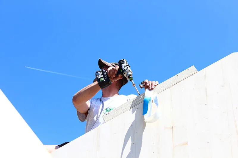 Un charpentier utilise la perceuse-visseuse sans fil DRC 18/4 de Festool.