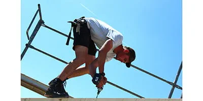 Un charpentier utilise la perceuse-visseuse sans fil DRC 18/4 de Festool.