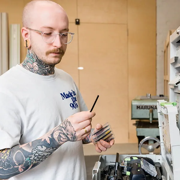 Le maître artisan menuisier et créateur de produits Jonas Winkler choisit la lame de scie sauteuse adaptée