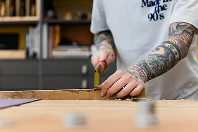 Jonas Winkler travaille une baguette à la scie japonaise