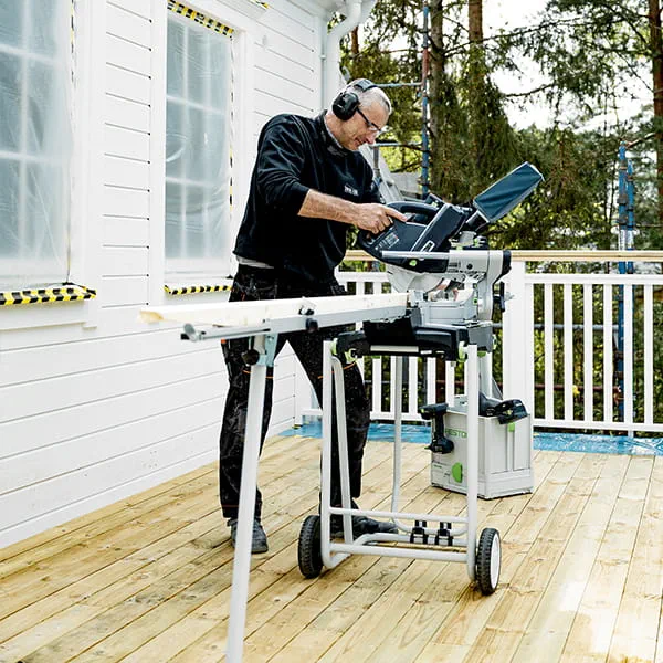 La nouvelle KSC 60 de Festool en action lors de la construction d'une maison suédoise en bois