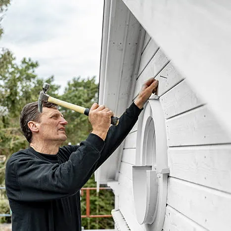 Le travail sur la façade est terminé à la main avec un marteau